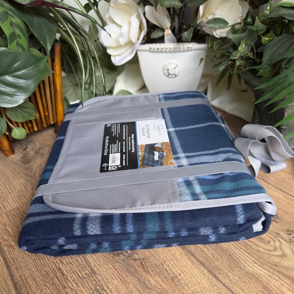 Fleece Outdoor All Weather Picnic Blanket w/Handles - Picture 3 of 4
